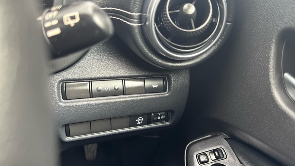 Nissan Juke 1.0 DiG-T 114 N-Connecta 5dr Petrol Hatchback - Image 28
