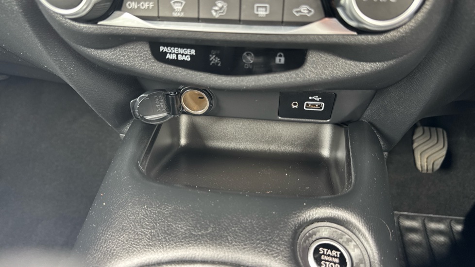 Nissan Juke 1.0 DiG-T 114 N-Connecta 5dr Petrol Hatchback - Image 33