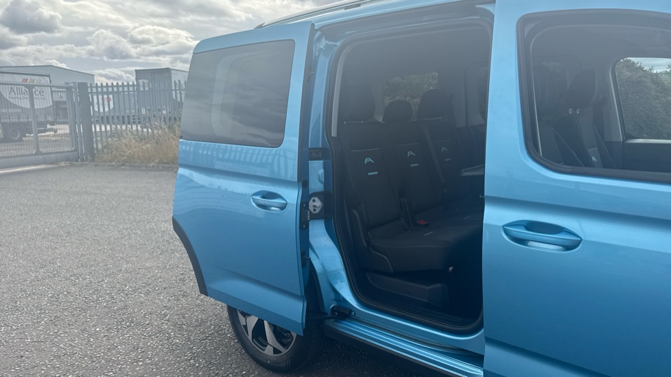 Ford Tourneo Connect 2.0 EcoBlue Active 5dr [7 seat] Diesel Estate - Image 39