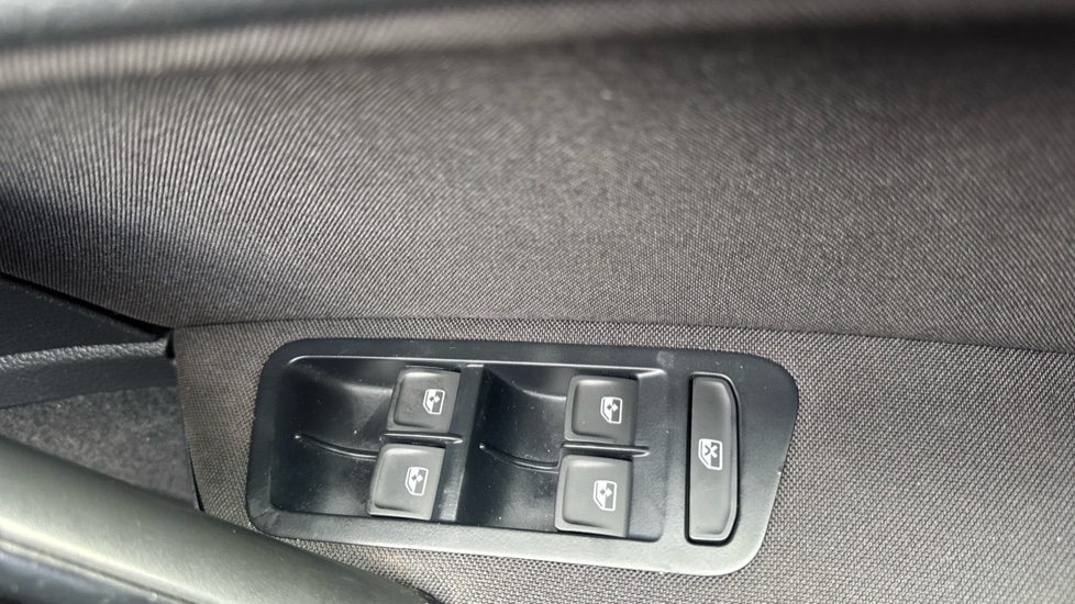 Volkswagen Golf 1.6 TDI S 5dr Diesel Hatchback - Image 38