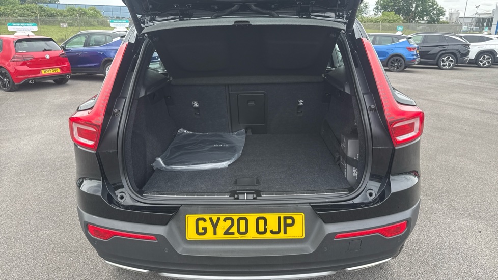 Volvo XC40 1.5 T3 [163] Inscription Pro 5dr Geartronic Petrol Estate - Image 4