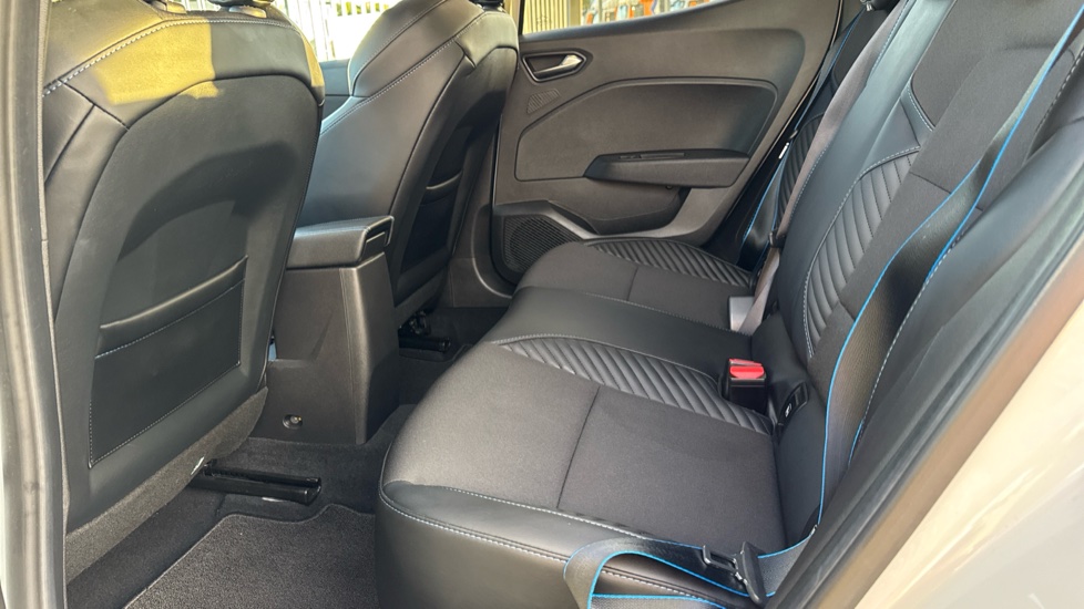 Renault Clio 1.6 E-TECH full hybrid 145 Esprit Alpine 5dr Auto Hybrid Hatchback - Image 16