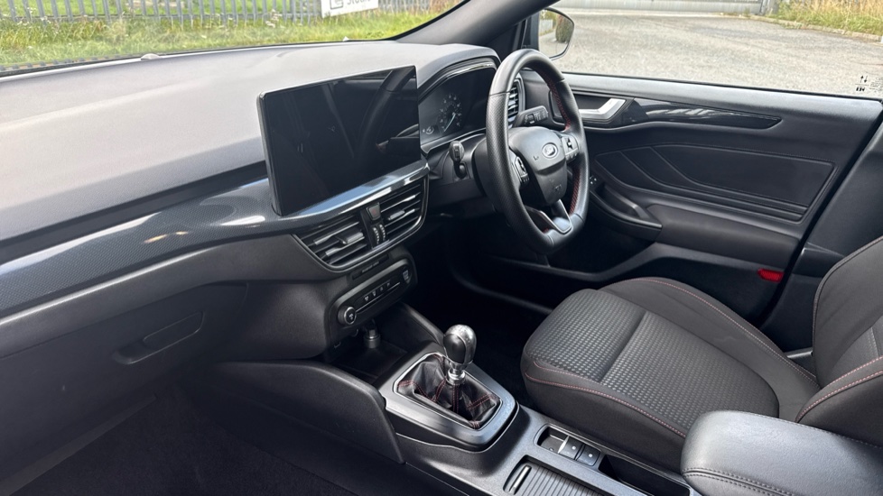 Ford Focus 1.0 EcoBoost Hybrid mHEV ST-Line 5dr Petrol Estate - Image 9