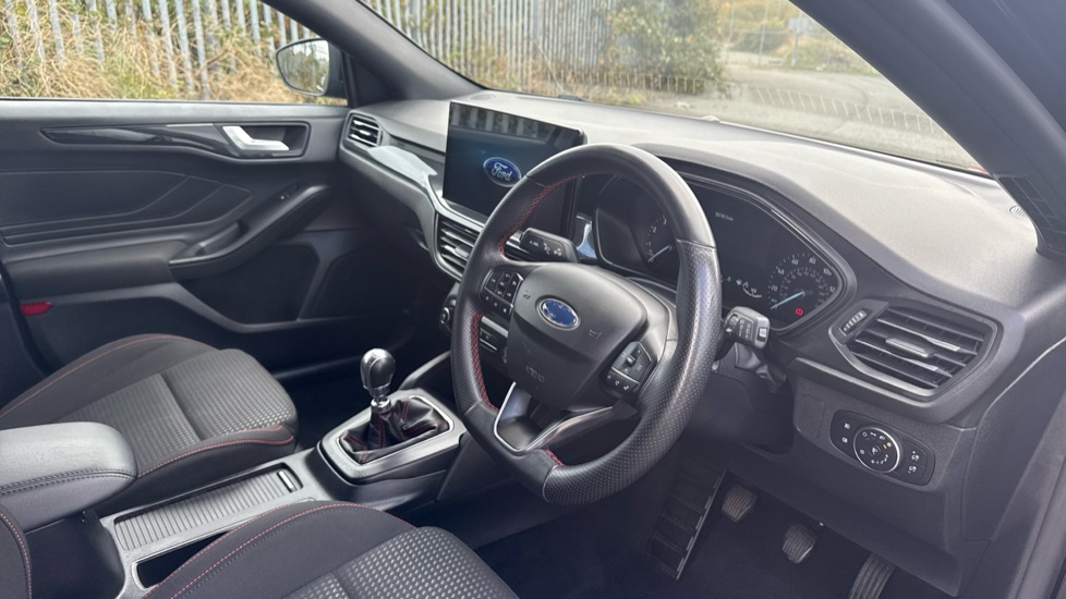 Ford Focus 1.0 EcoBoost Hybrid mHEV ST-Line 5dr Petrol Estate - Image 11