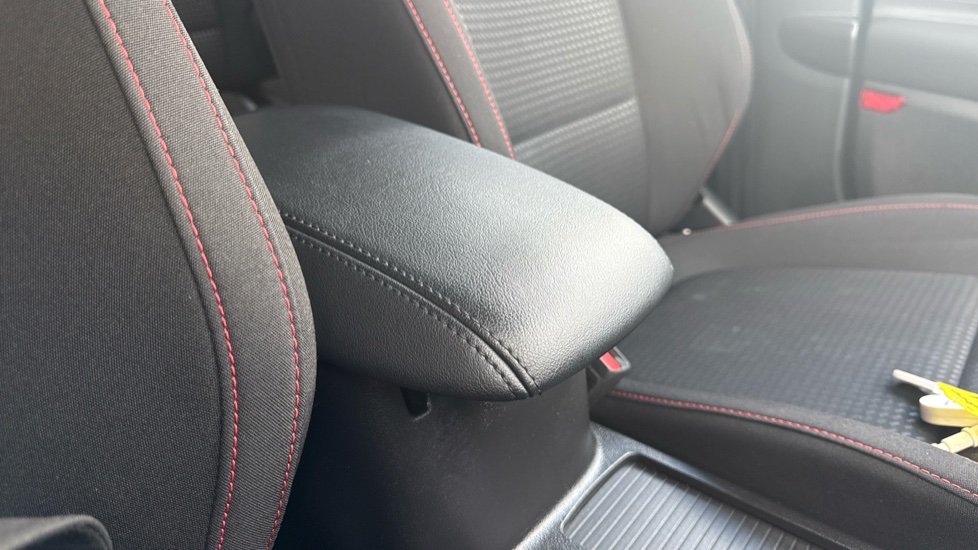 Ford Focus 1.0 EcoBoost Hybrid mHEV ST-Line 5dr Petrol Estate - Image 31