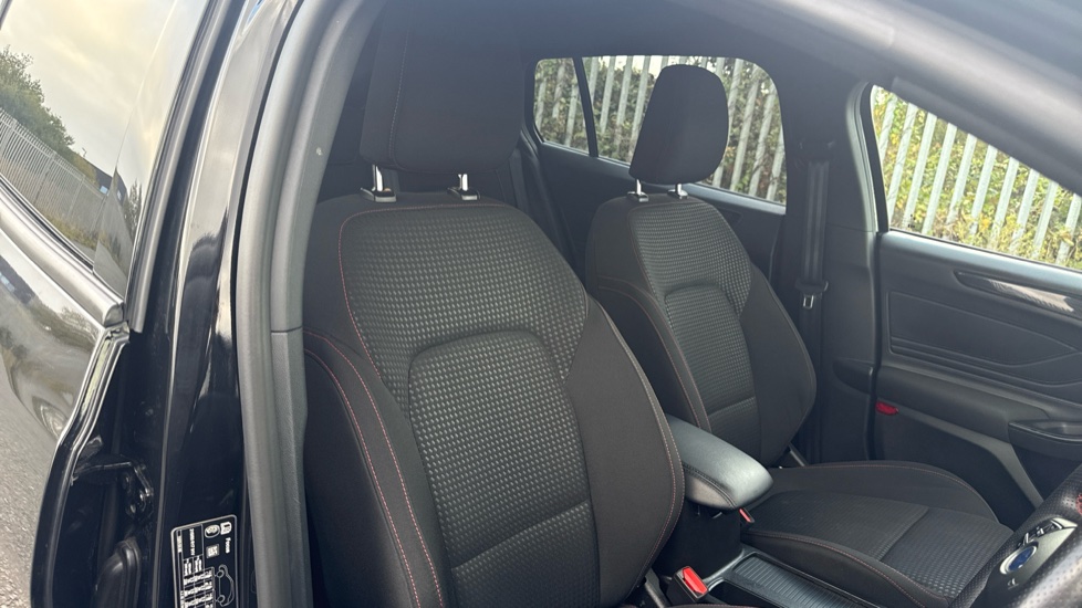Ford Focus 1.0 EcoBoost Hybrid mHEV ST-Line 5dr Petrol Estate - Image 33