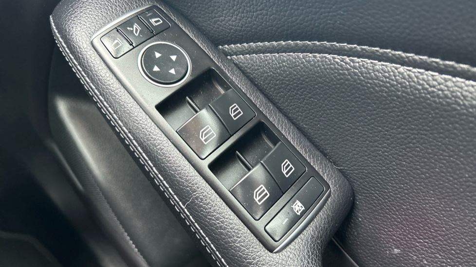 Mercedes-Benz B-Class B200 Exclusive Edition Plus 5dr Petrol Hatchback - Image 31