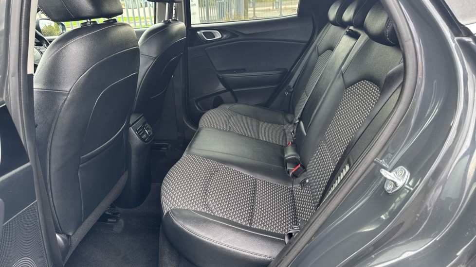 Kia Xceed 1.6 GDi PHEV 3 5dr DCT Hatchback - Image 16