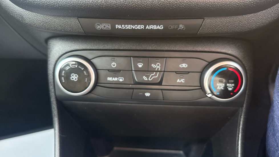 Ford Fiesta 1.1 Zetec 3dr Petrol Hatchback - Image 25