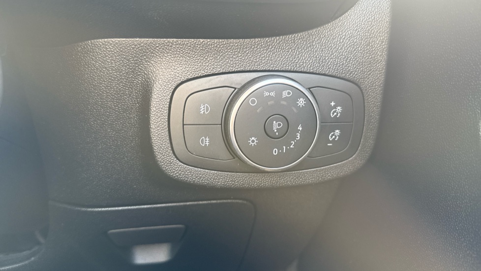Ford Fiesta 1.1 Zetec 3dr Petrol Hatchback - Image 26