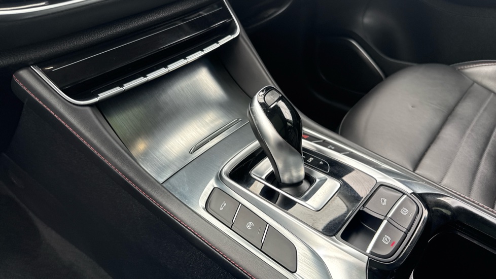 MG HS 1.5 T-GDI Exclusive 5dr DCT Petrol Hatchback - Image 13