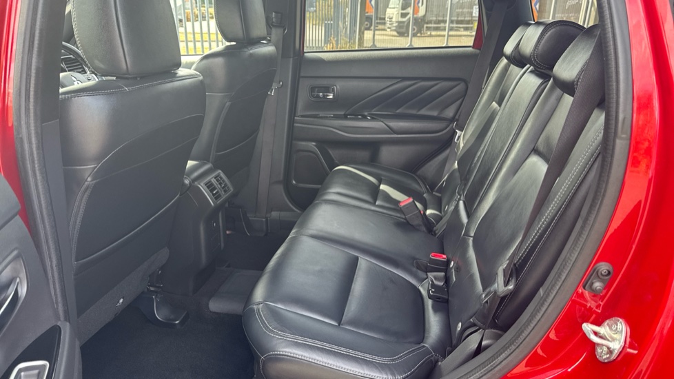 Mitsubishi Outlander 2.4 PHEV 4h 5dr Auto Estate - Image 16