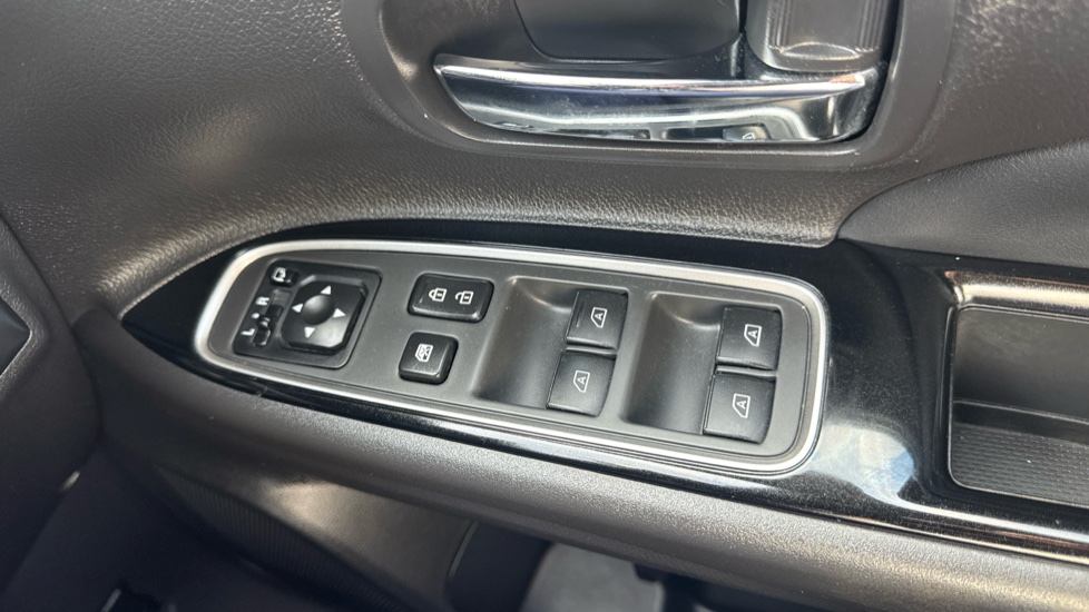 Mitsubishi Outlander 2.4 PHEV 4h 5dr Auto Estate - Image 38