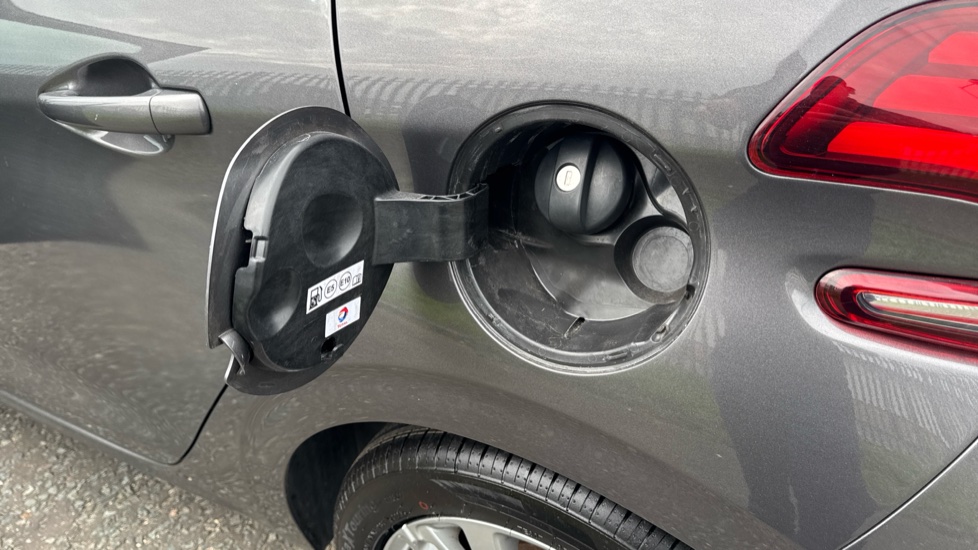 Peugeot 208 1.2 PureTech 82 Signature 5dr [Start Stop] Petrol Hatchback - Image 20