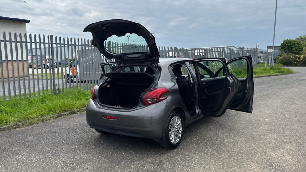 Peugeot 208 1.2 PureTech 82 Signature 5dr [Start Stop] Petrol Hatchback - Image 22