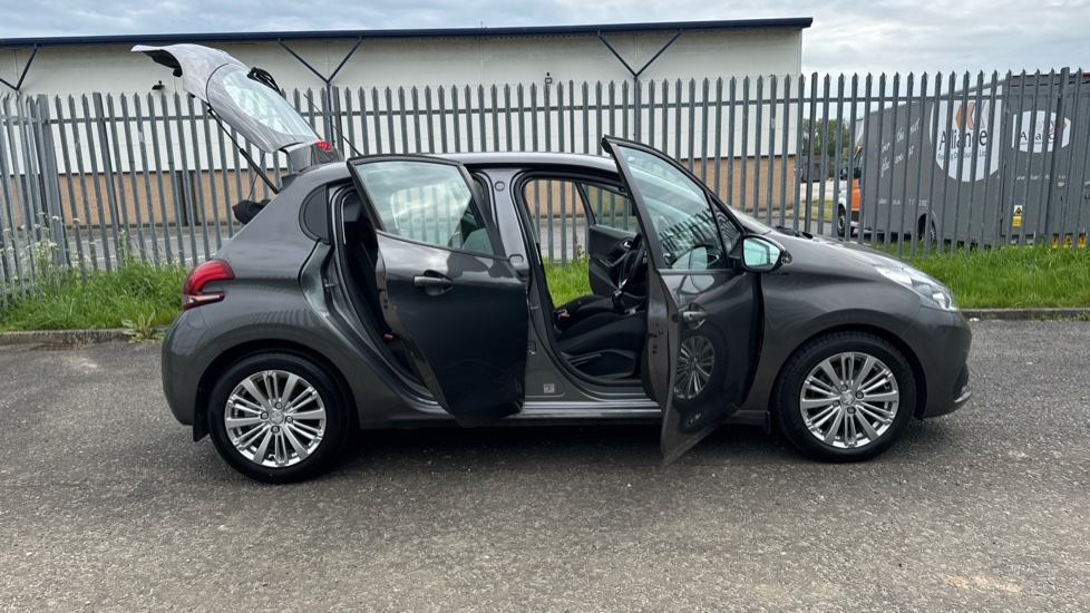 Peugeot 208 1.2 PureTech 82 Signature 5dr [Start Stop] Petrol Hatchback - Image 23