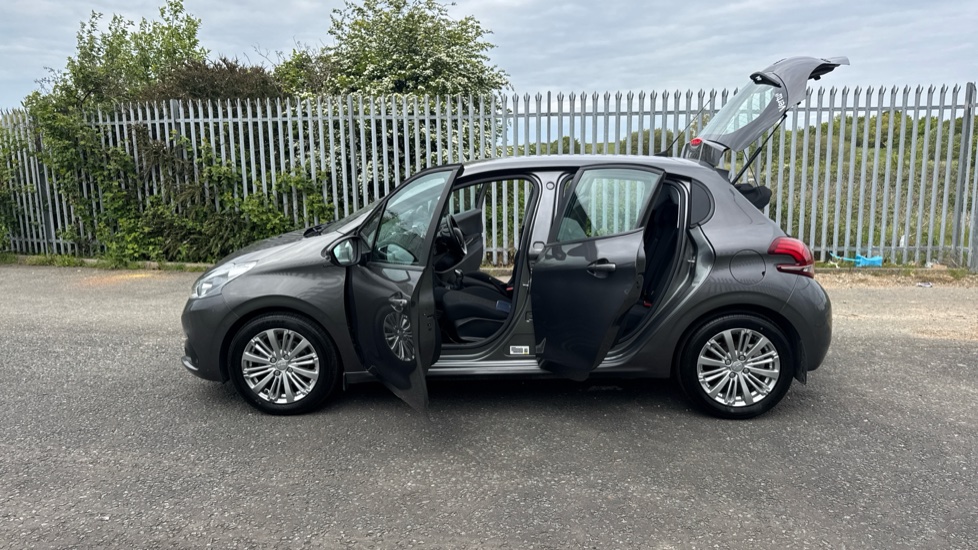 Peugeot 208 1.2 PureTech 82 Signature 5dr [Start Stop] Petrol Hatchback - Image 27
