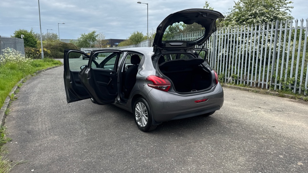 Peugeot 208 1.2 PureTech 82 Signature 5dr [Start Stop] Petrol Hatchback - Image 28