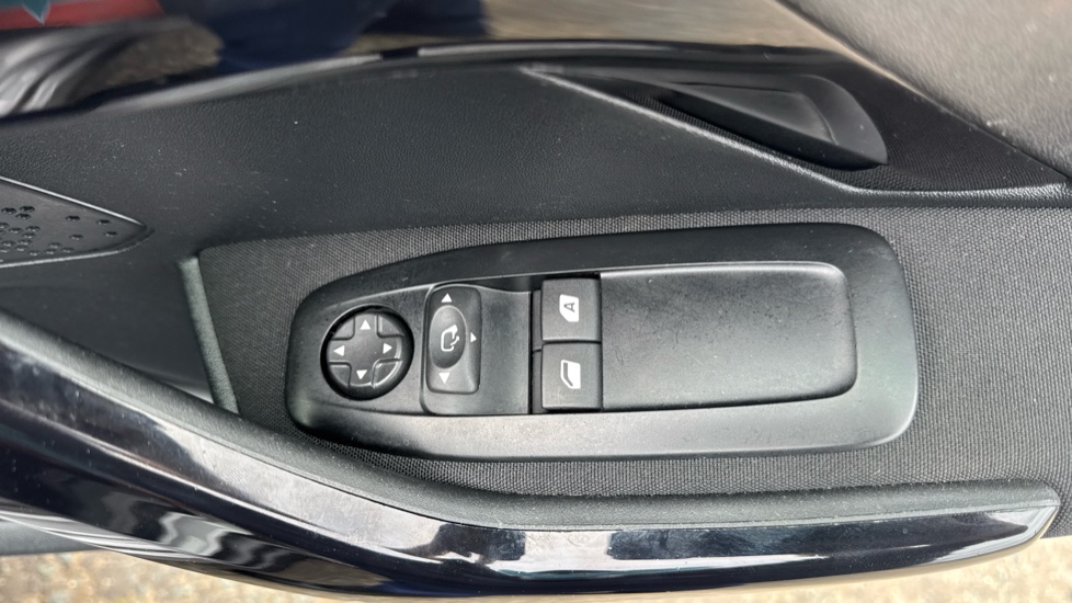 Peugeot 208 1.2 PureTech 82 Signature 5dr [Start Stop] Petrol Hatchback - Image 35