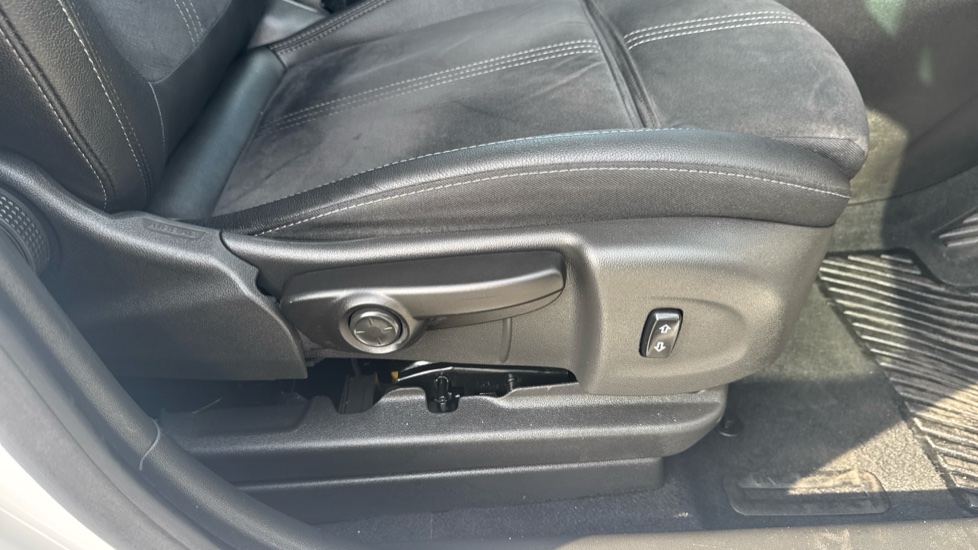 Vauxhall Crossland 1.2 Turbo [130] Ultimate 5dr Petrol Hatchback - Image 35