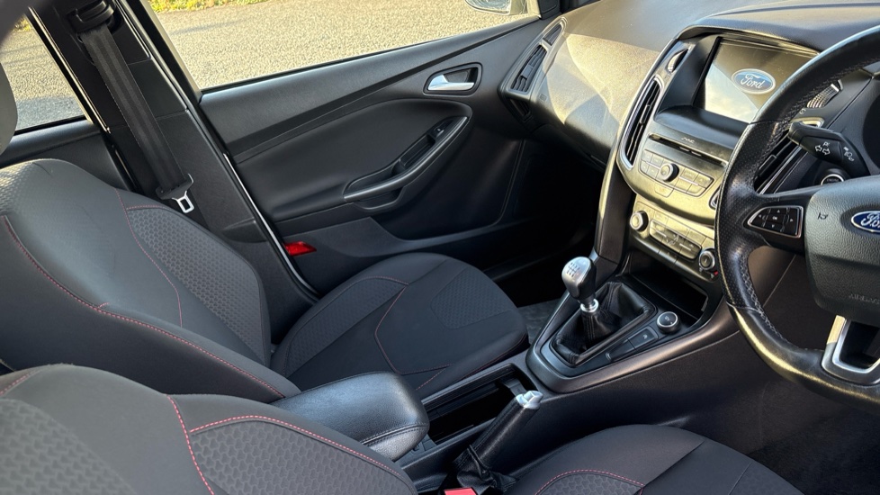 Ford Focus 1.0 EcoBoost 140 ST-Line Navigation 5dr Petrol Hatchback - Image 14
