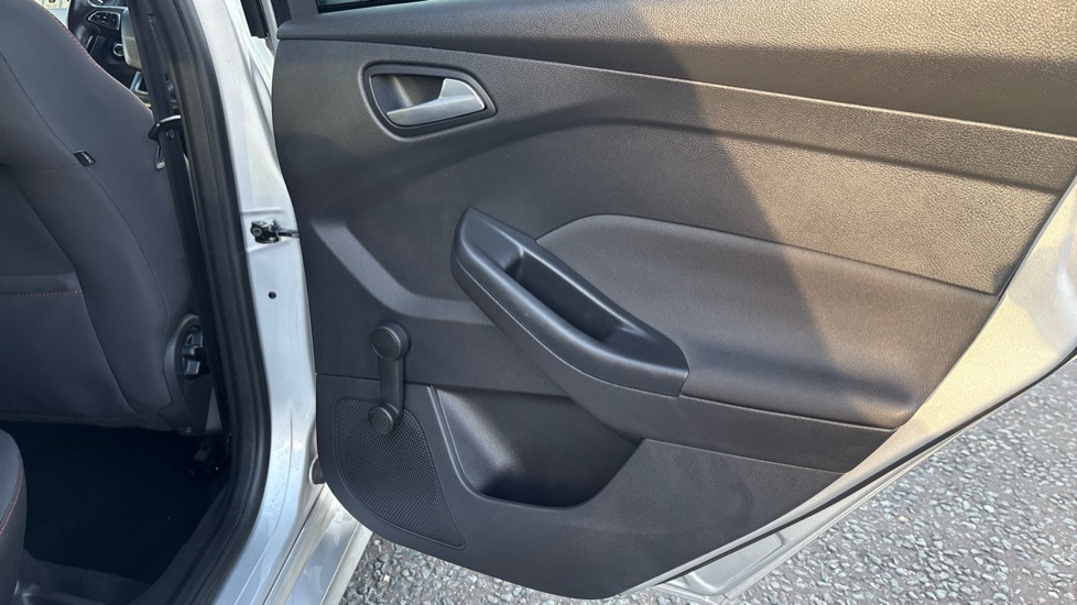 Ford Focus 1.0 EcoBoost 140 ST-Line Navigation 5dr Petrol Hatchback - Image 35