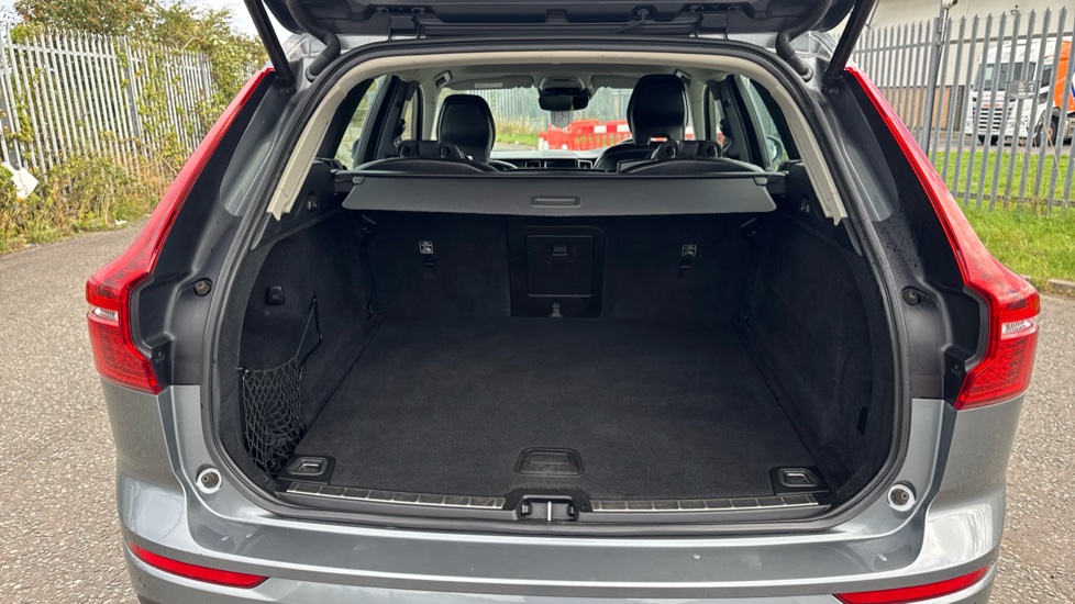 Volvo XC60 2.0 D4 Momentum 5dr Geartronic Diesel Estate - Image 4
