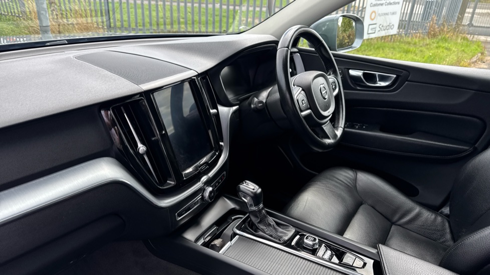 Volvo XC60 2.0 D4 Momentum 5dr Geartronic Diesel Estate - Image 9