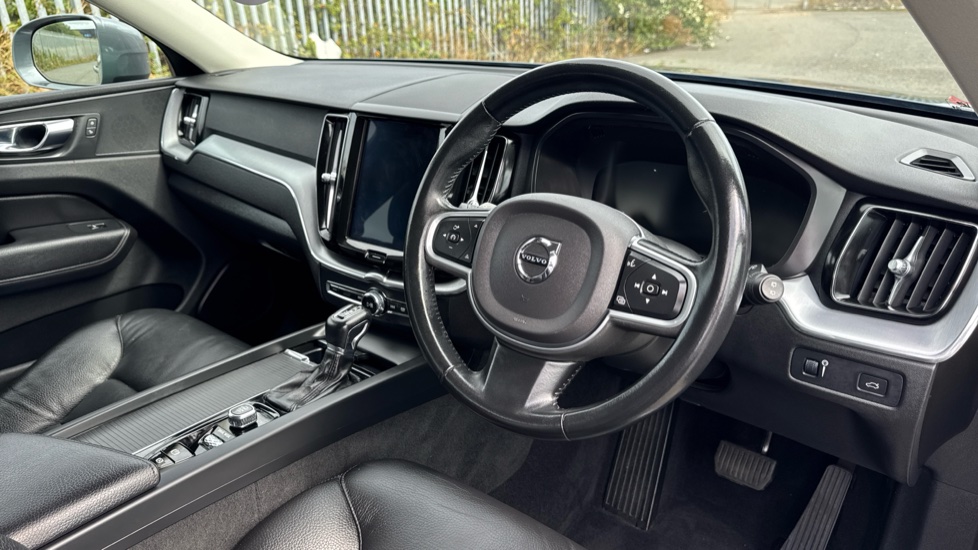 Volvo XC60 2.0 D4 Momentum 5dr Geartronic Diesel Estate - Image 11