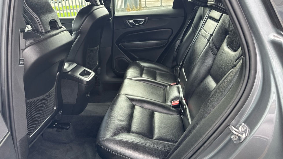 Volvo XC60 2.0 D4 Momentum 5dr Geartronic Diesel Estate - Image 16