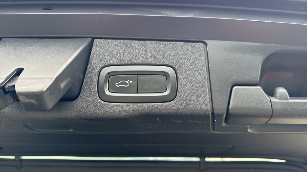 Volvo XC60 2.0 D4 Momentum 5dr Geartronic Diesel Estate - Image 23