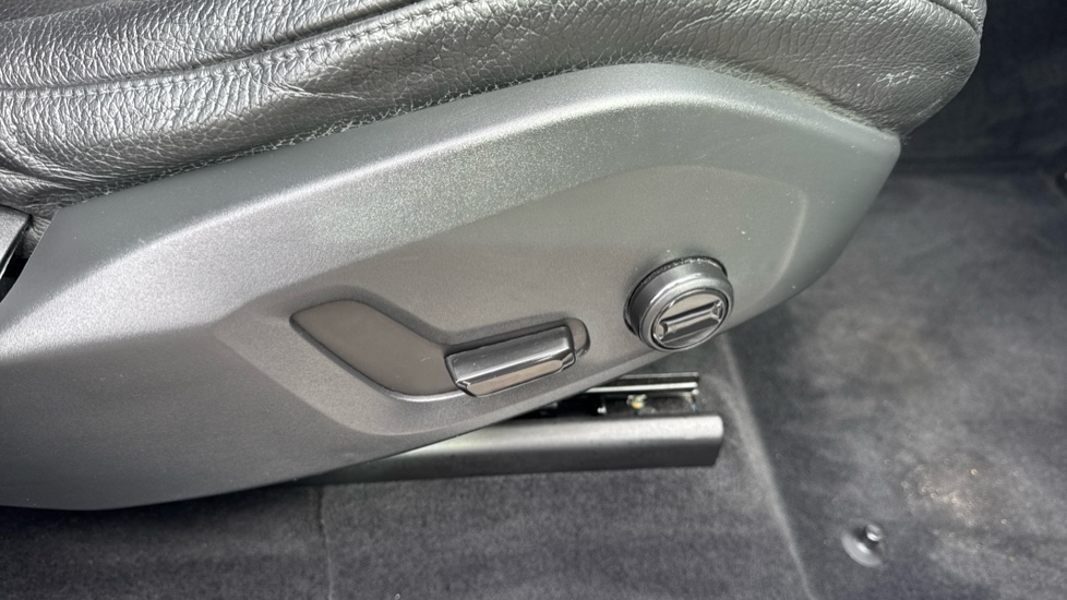 Volvo XC60 2.0 D4 Momentum 5dr Geartronic Diesel Estate - Image 31