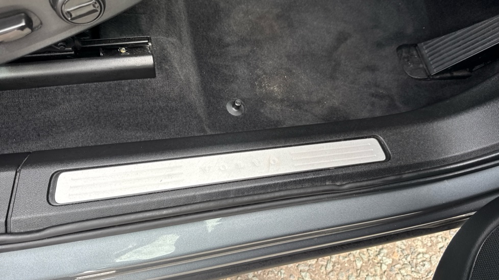 Volvo XC60 2.0 D4 Momentum 5dr Geartronic Diesel Estate - Image 32