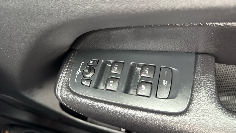 Volvo XC60 2.0 D4 Momentum 5dr Geartronic Diesel Estate - Image 33