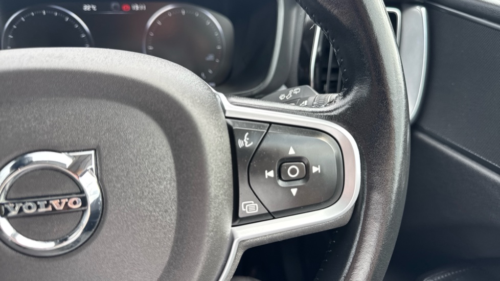 Volvo XC60 2.0 D4 Momentum 5dr Geartronic Diesel Estate - Image 35