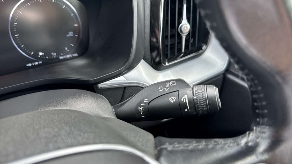 Volvo XC60 2.0 D4 Momentum 5dr Geartronic Diesel Estate - Image 36