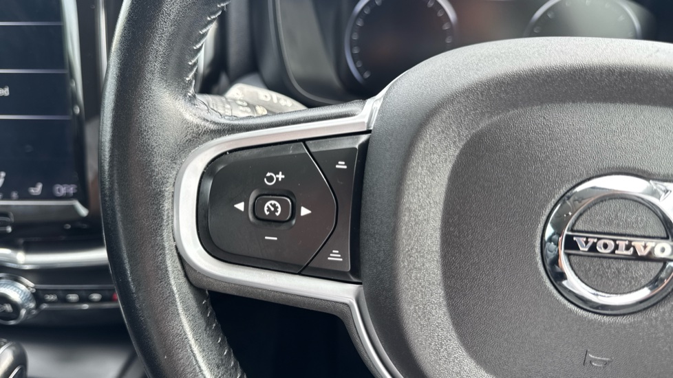 Volvo XC60 2.0 D4 Momentum 5dr Geartronic Diesel Estate - Image 38