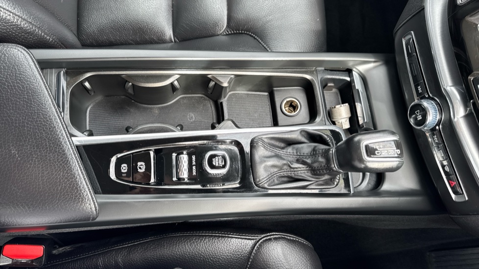 Volvo XC60 2.0 D4 Momentum 5dr Geartronic Diesel Estate - Image 39