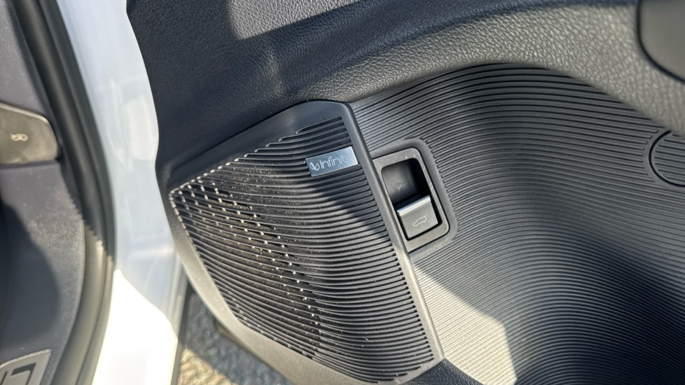 BYD Seal U 1.5 DM-i Comfort 5dr Auto Estate - Image 34