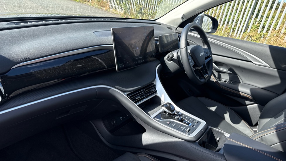 BYD Sealion 5 1.5 DM-i Design 5dr Auto Estate - Image 9