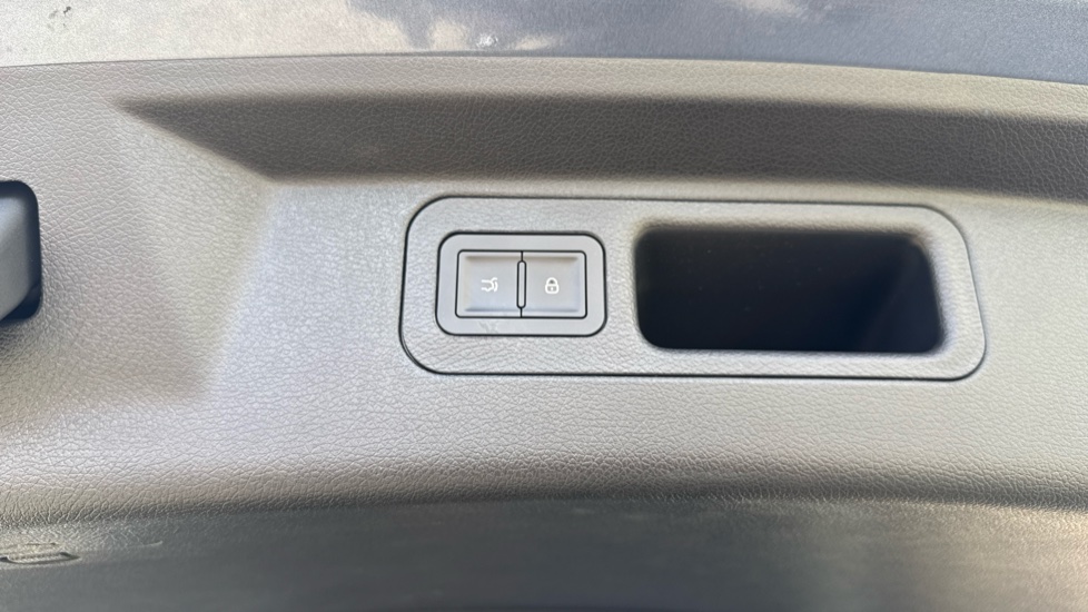 BYD Sealion 5 1.5 DM-i Design 5dr Auto Estate - Image 31