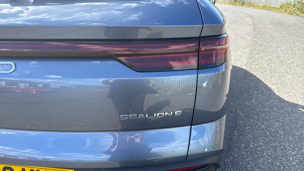 BYD Sealion 5 1.5 DM-i Design 5dr Auto Estate - Image 32