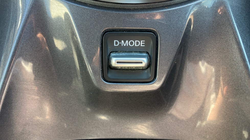 Nissan Juke 1.0 DiG-T 114 N-Connecta 5dr Petrol Hatchback - Image 32