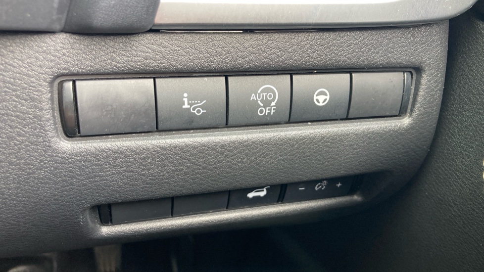 Nissan Qashqai 1.3 DiG-T MH Tekna 5dr Petrol Hatchback - Image 34