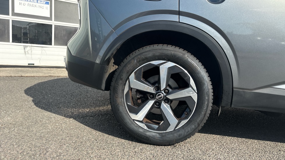 Nissan Qashqai 1.3 DiG-T MH N-Connecta 5dr Petrol Hatchback - Image 7