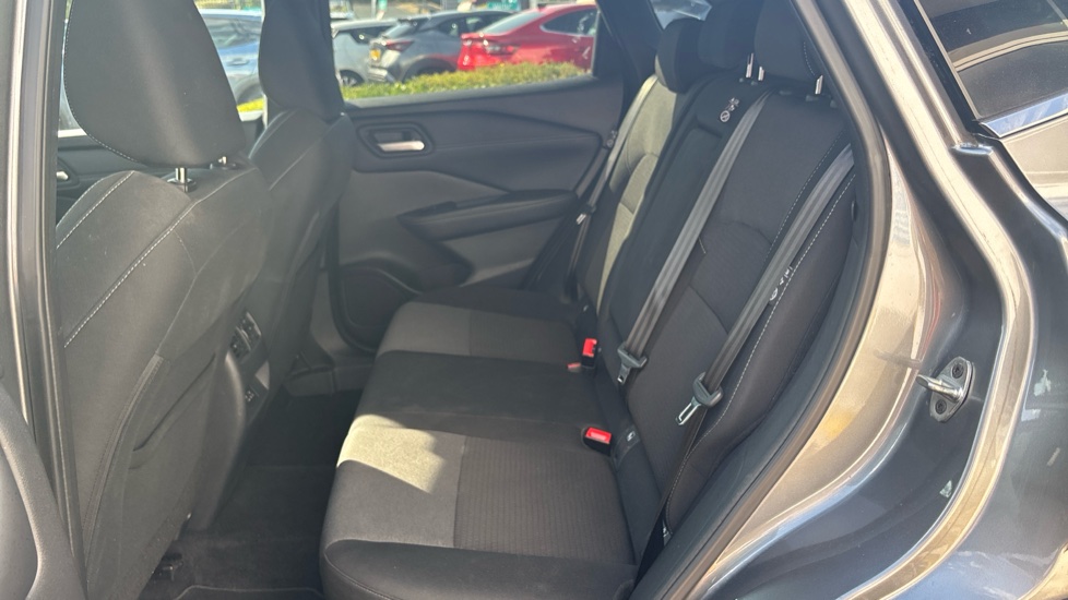 Nissan Qashqai 1.3 DiG-T MH N-Connecta 5dr Petrol Hatchback - Image 16