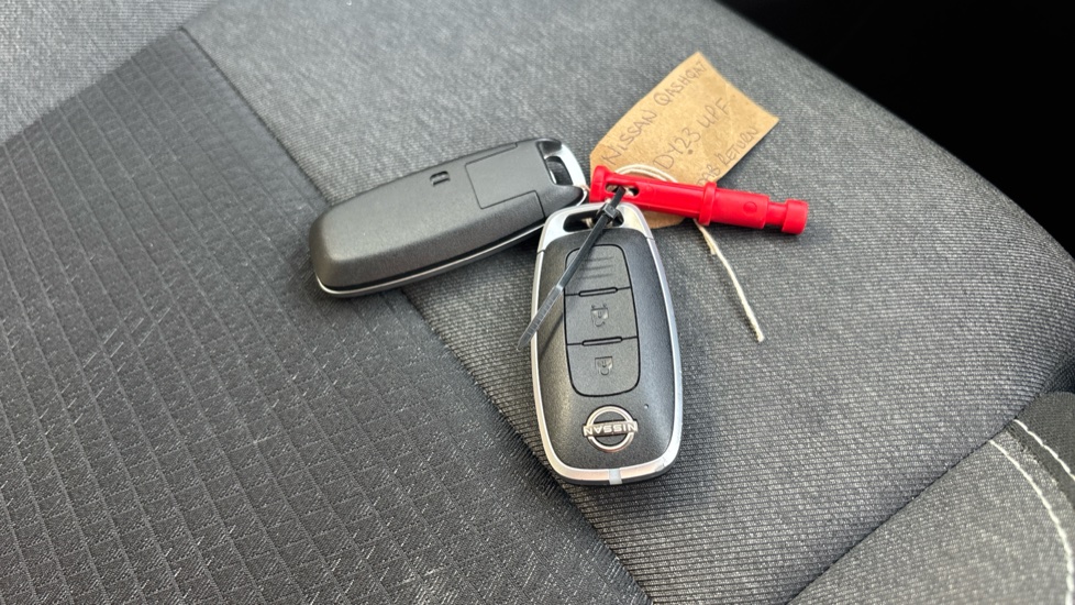 Nissan Qashqai 1.3 DiG-T MH N-Connecta 5dr Petrol Hatchback - Image 19