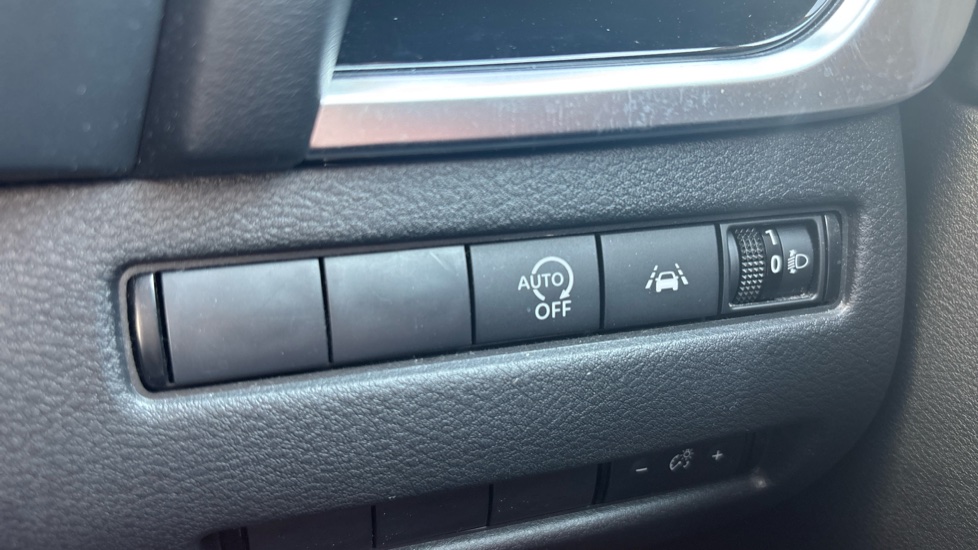 Nissan Qashqai 1.3 DiG-T MH N-Connecta 5dr Petrol Hatchback - Image 21