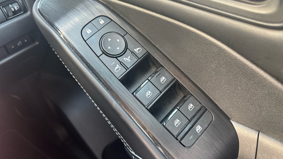 Nissan Qashqai 1.3 DiG-T MH N-Connecta 5dr Petrol Hatchback - Image 22
