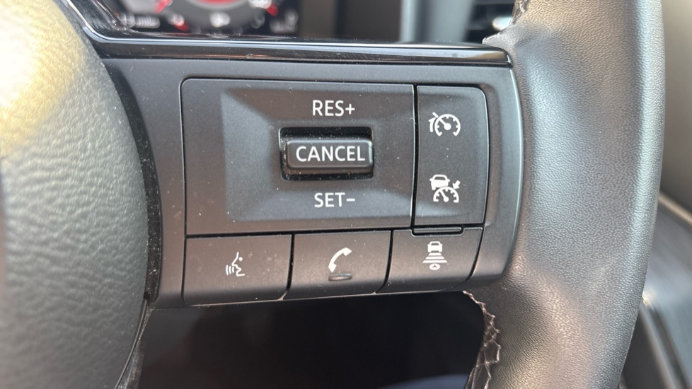 Nissan Qashqai 1.3 DiG-T MH N-Connecta 5dr Petrol Hatchback - Image 23